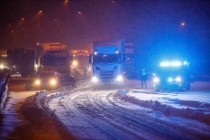 Snöovädret orsakade långa köer på E4