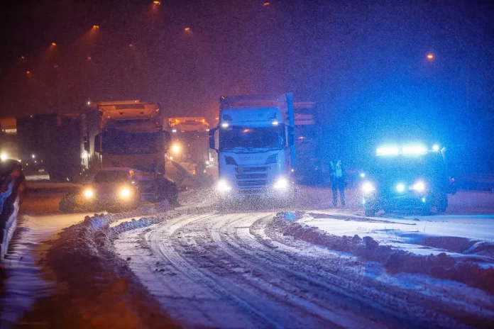 Snöovädret orsakade långa köer på E4