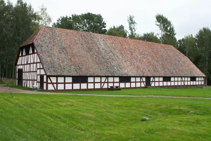 Ladugårdarna på Visingsborgs kungsgård, uppfördes 1729–1732,