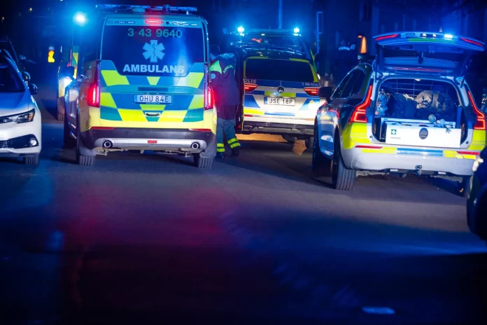 Polisinsats på Rosenlund efter skottlossning - Man skjuten - polisen utreder mordförsök