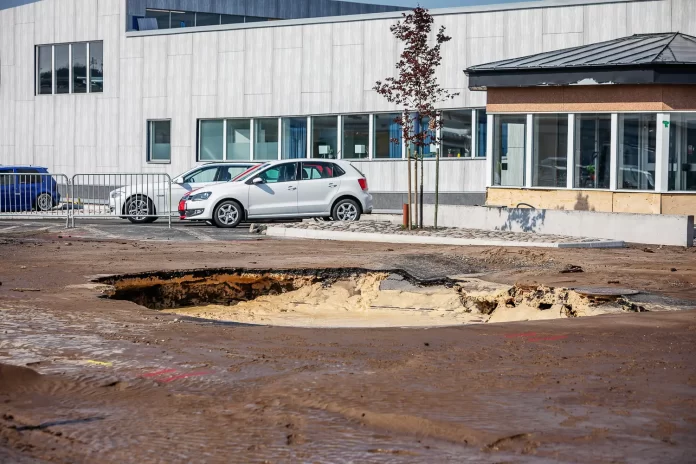 En vattenläcka orsakade stora skador på asfalten på Skiffervägen