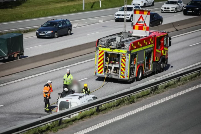 Larm om bilbrand på E4