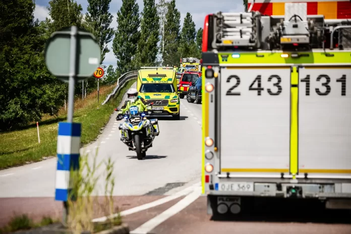 Motorcykel och personbil i kollision vid Brunstorp i Huskvarna