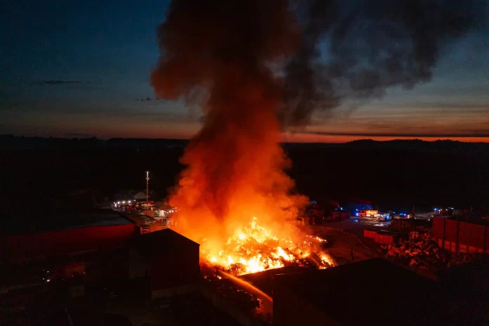 Brand på återvinningscentral i Vaggeryd