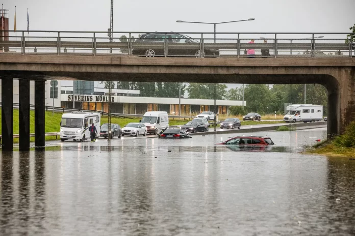 Översvämning på E4 vid Österängen i Jönköping efter regnoväder