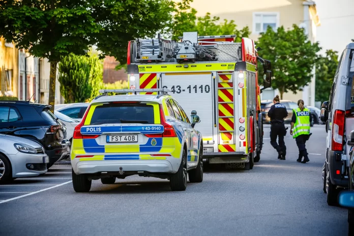 Polis och räddningstjänst på trafikolycka moped i kollision med personbil