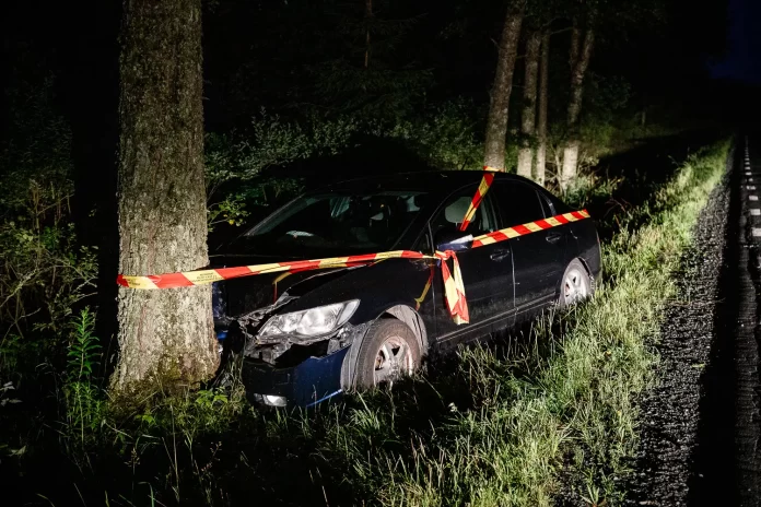 En personbil körde in i ett träd