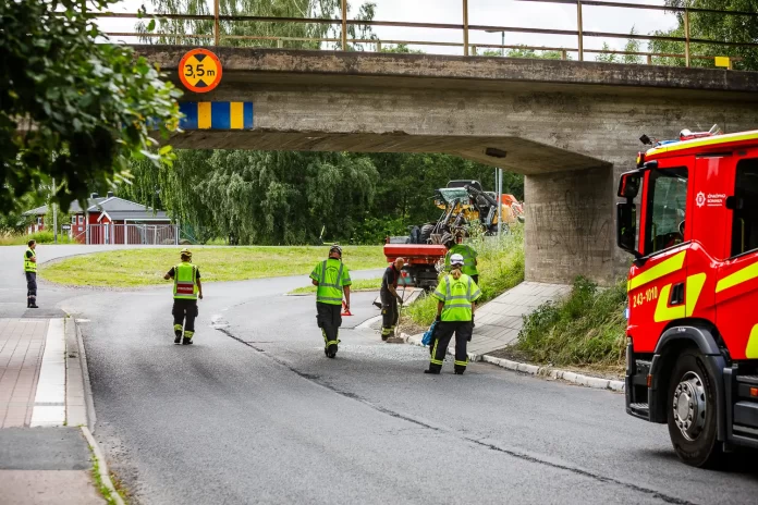En lastbil kolliderade med viadukt på Rekrytvägen i Jönköping