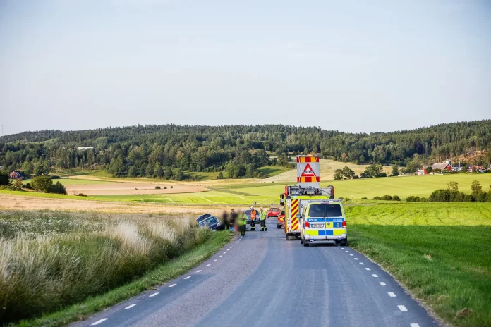 Trafikolycka på länsväg 989 vid Skärstad där en bil kört av vägen