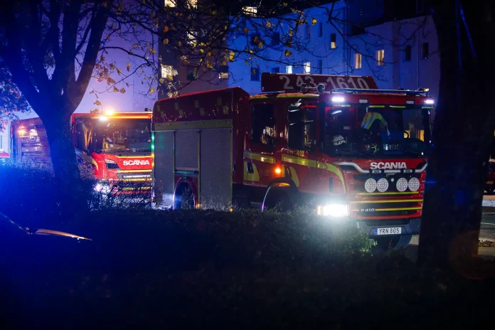 Räddningstjänst på utryckning, brand i hissmotor