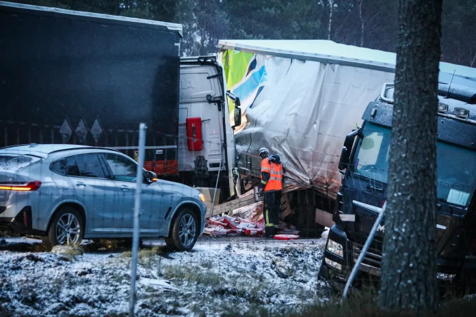 Trafikolycka på riksväg 40 – två lastbilar krockade