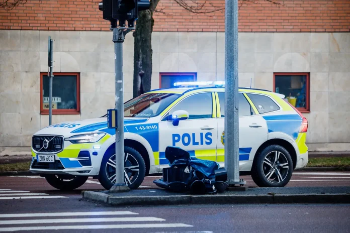 Polis vid olycka där en personbil körde in i ett trafikljus.