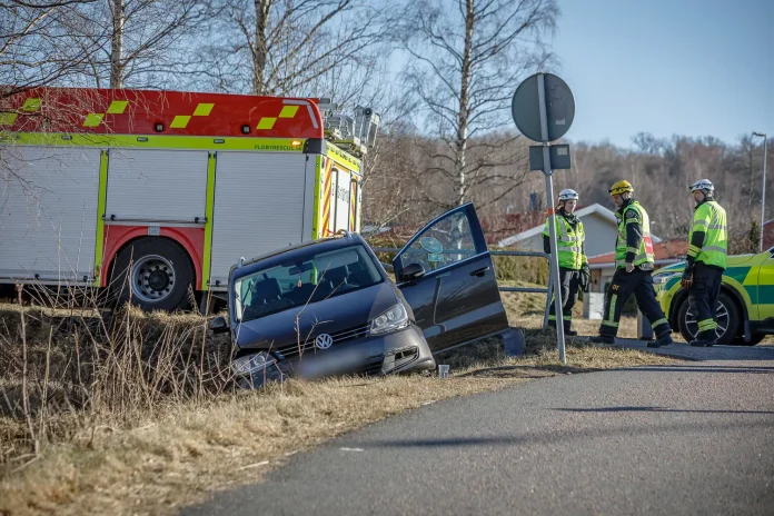 Bil i diket vid koloniområde