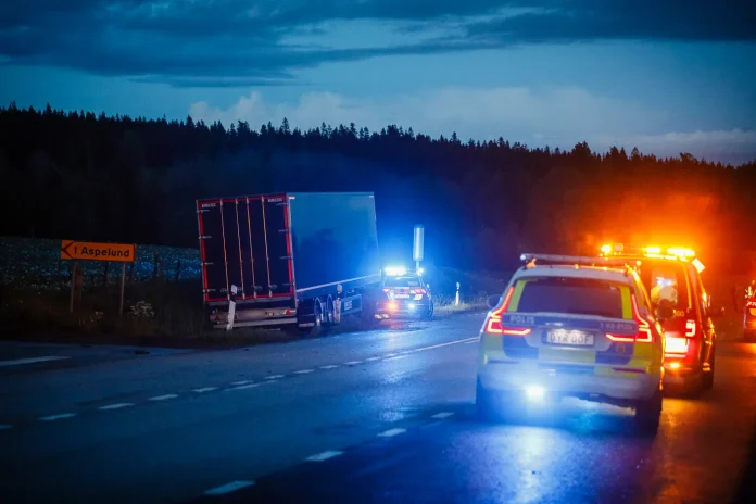 Trafikolycka väster om Lekeryd – lastbil körde i diket