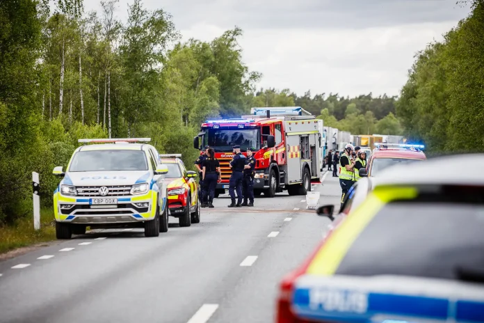 Trafikolycka på länsväg 151 söder om Hillerstorp – en kvinna i 20-årsåldern omkom i en frontalkollision mellan lastbil och personbil.
