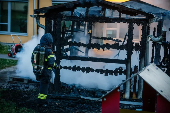 Kraftig brand i fristående byggnad