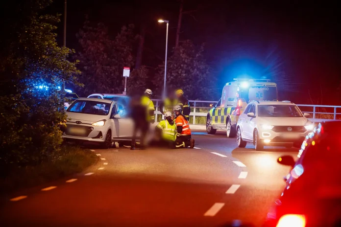 Bil körde in i lyktstolpe på Ådalsvägen