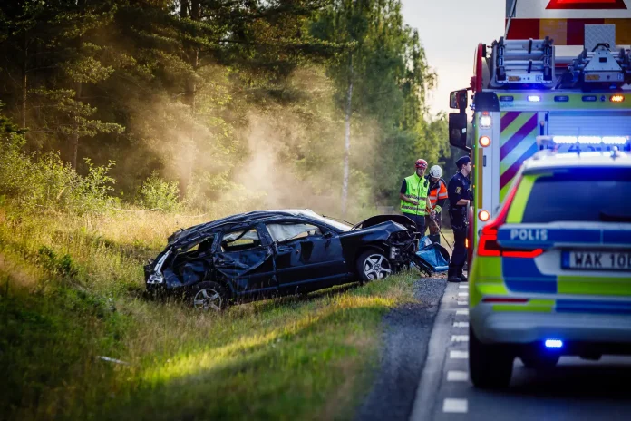 Bil voltade utanför Tenhult