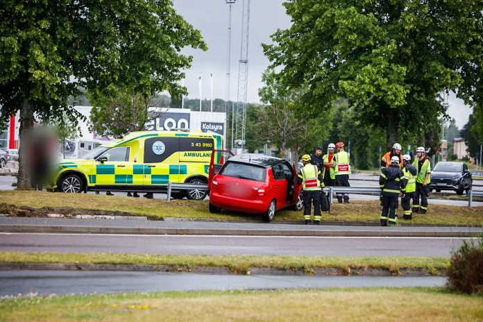 Personbil körde in i räcke