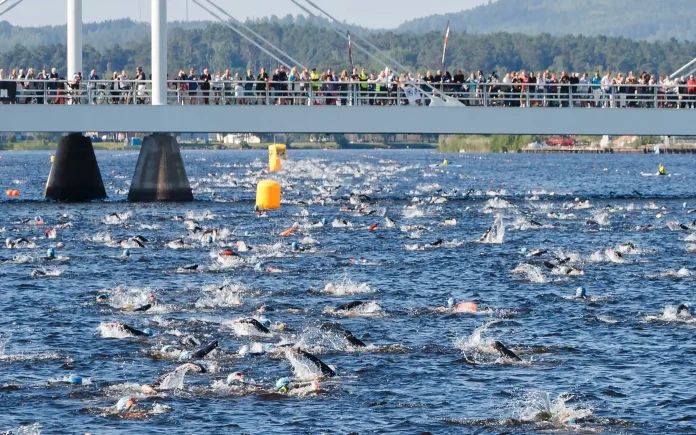 Deltagare i simmomentet i Munksjön under IRONMAN 70.3 Jönköping 2017