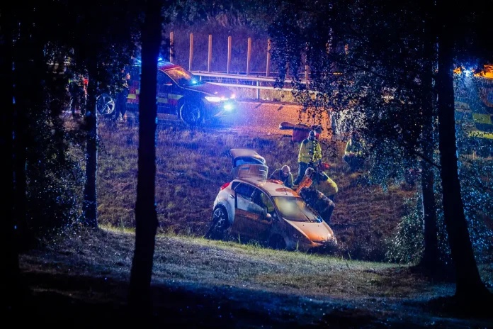 Personbil i diket vid trafikplats Ljungarum