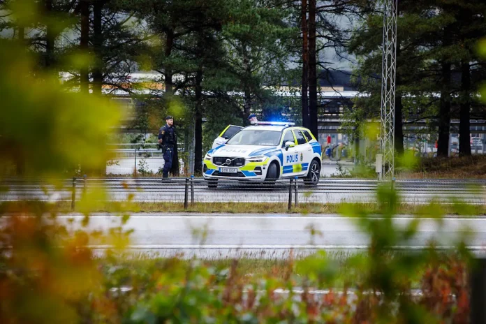 Två bilar i kollision på E4