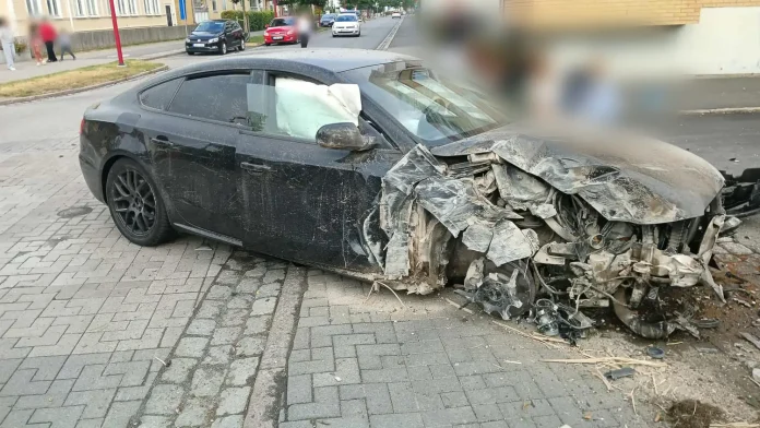 Kraschade in i husvägg