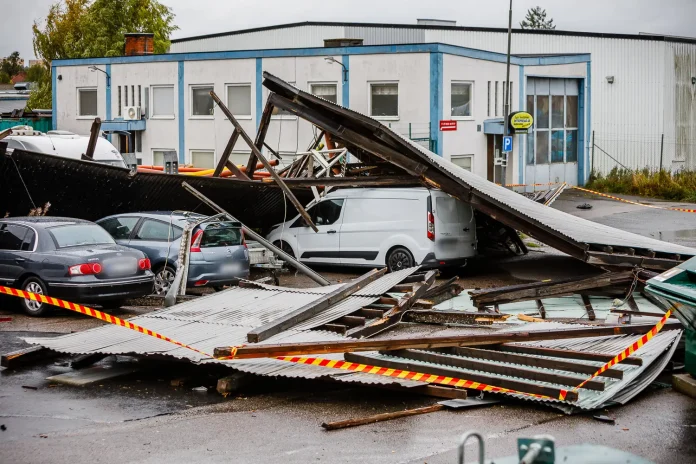 Plåttak slets loss när stormen Amy drog in