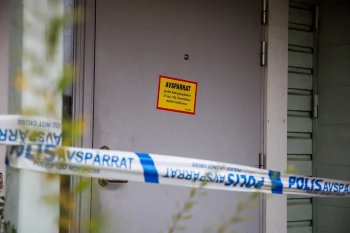 Avspärrning, skadad person anträffad i bostad - mordförsök utreds