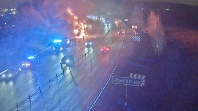 Lastbil i kraftig brand i Göteborgsbacken, räddningstjänst på plats
