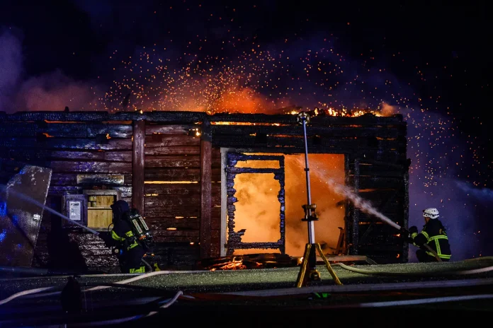 Uthus totalförstört i brand