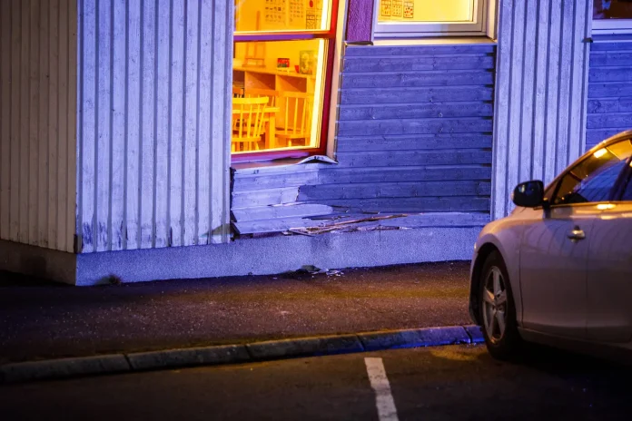 Bil körde in i vägg vid förskola