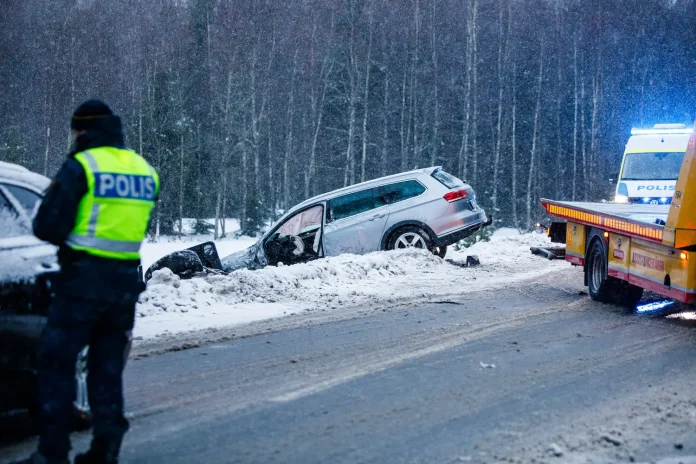 Trafikolycka på Åkerbyvägen – två bilar i diket
