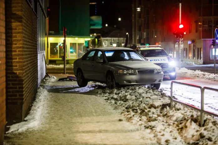 Bilist misstänks för flera brott efter krasch i centrala Jönköping