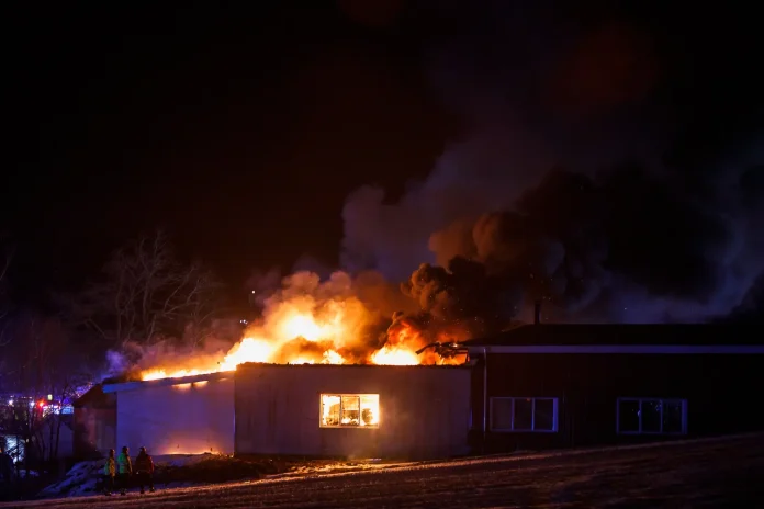 Kraftig brand i industribyggnad vid Skärstad norr om Huskvarna.
