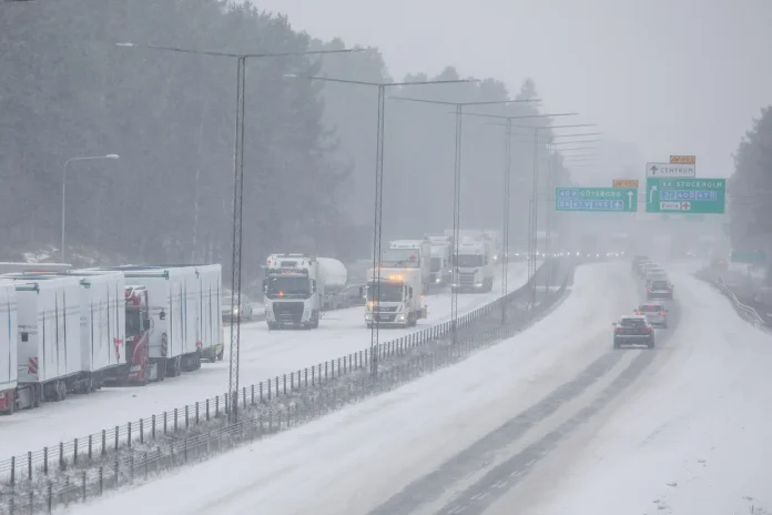E4 stängdes av efter gasläcka från lastbil