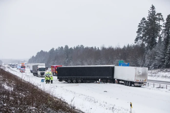 Lastbilsolycka på E4 söder om Jönköping - vägen blockerades.