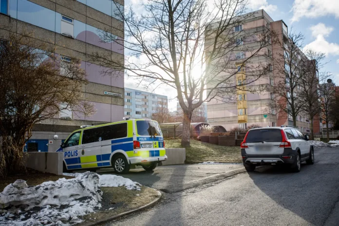 Polisjakt efter stulen bil - två gripna
