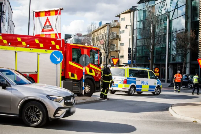 Polis och räddningstjänst på plats efter krock mellan buss och personbil på Södra Strandgatan i Jönköping