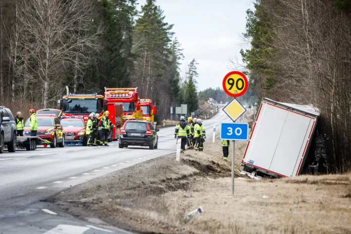 Trafikolycka på riksväg 30 - lastbil och personbil i krock