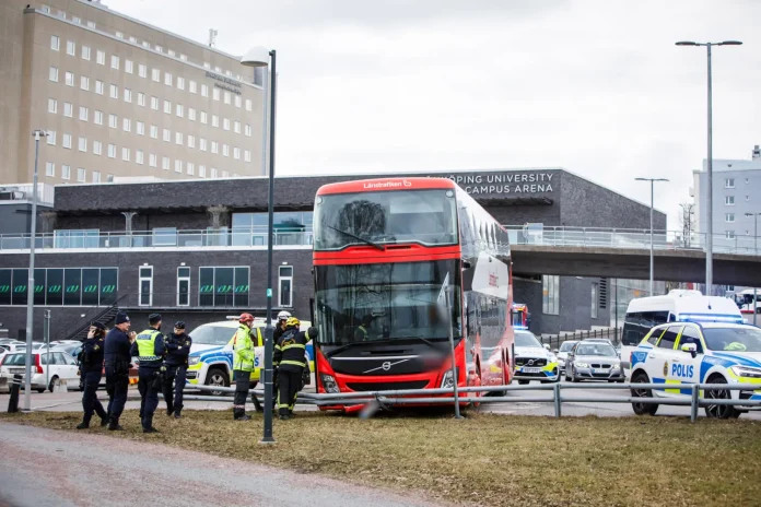 Buss körde in i räcke på Munksjögatan
