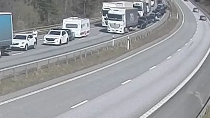 En av Trafikverkets kameror visar köer på E4 söder om Gränna