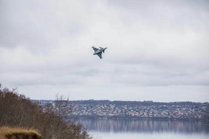 Flyguppvisning med JAS Gripen under Custom Motor Show i Jönköping