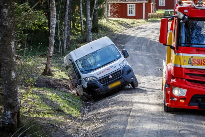 Färdtjänstbuss körde i diket