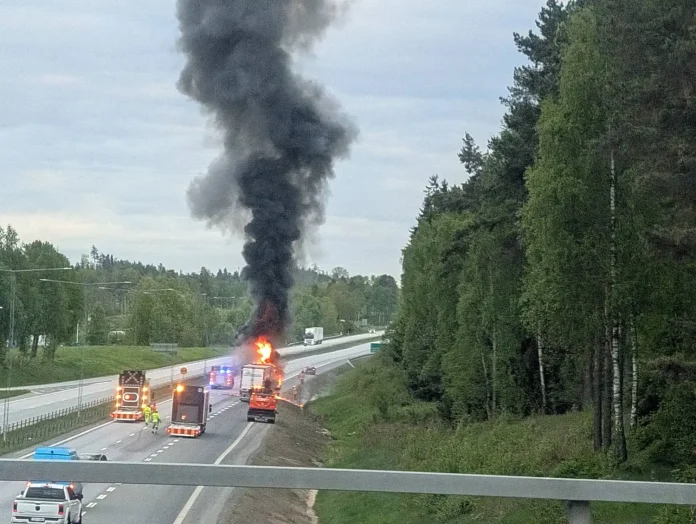 Brinnande lastbil på E4 vid Råslätt i Jönköping på tisdagskvällen.