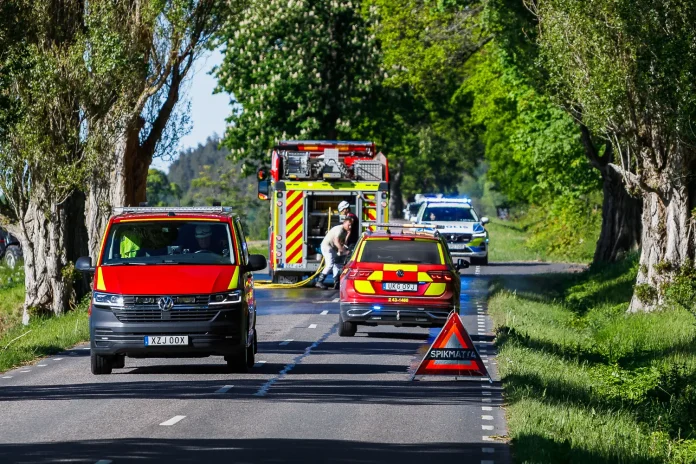 Räddningstjänst och polis vid en allvarlig trafikolycka utanför Gränna där en personbil kört in i ett träd och börjat brinna.