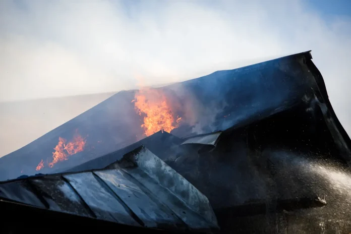 Villa övertänd i kraftig brand