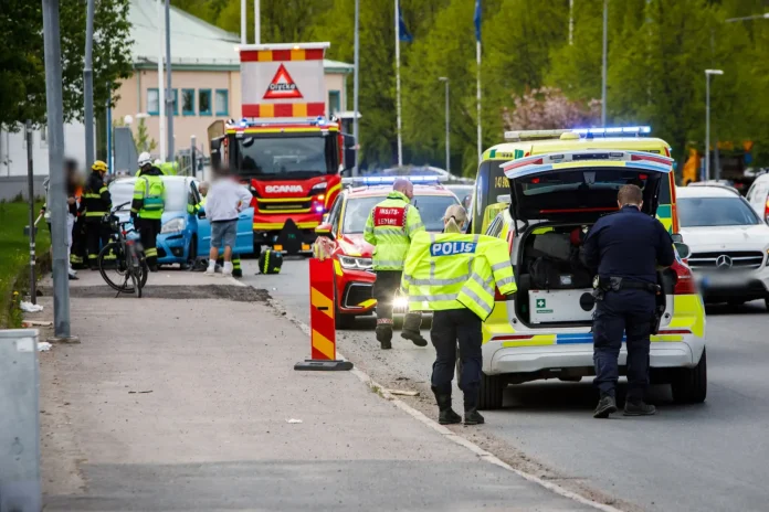 Räddningstjänst, ambulans och polis vid en personbil som kört in i en mur på Kämpevägen i Jönköping efter en singelolycka.