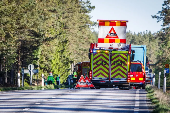 Räddningsinsats vid frontalkrock mellan personbil och lastbil på riksväg 30 mellan Stigamo och Hok.
