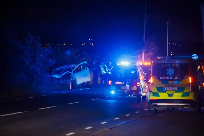 Polis, ambulans och räddningstjänst vid en singelolycka på Grännavägen i Huskvarna där en bil kört av vägen och kolliderat med en stolpe.